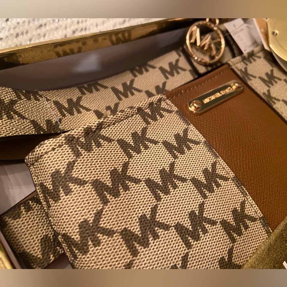 NWT! Authentic Michael Kors adjustable belt bag, crossbody. In Holiday gift box! - Picture 12 of 16